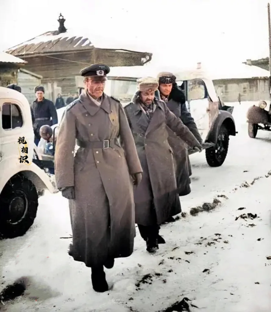 1943年，斯大林格勒，德国元帅保卢斯向苏军投降后的场景，镜头中可以看到他面容憔...