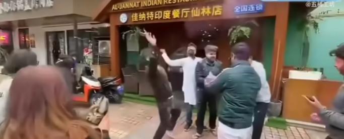 南京这回给全国打了个样，必须点赞。

6月12日傍晚，南京仙林大学城一条临街人行