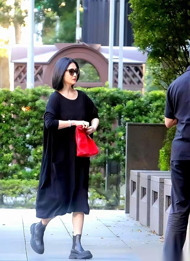 大S那张产后复出照，我记了好多年。
 
那会儿全网都在等她“垮掉”。刚生完孩子，