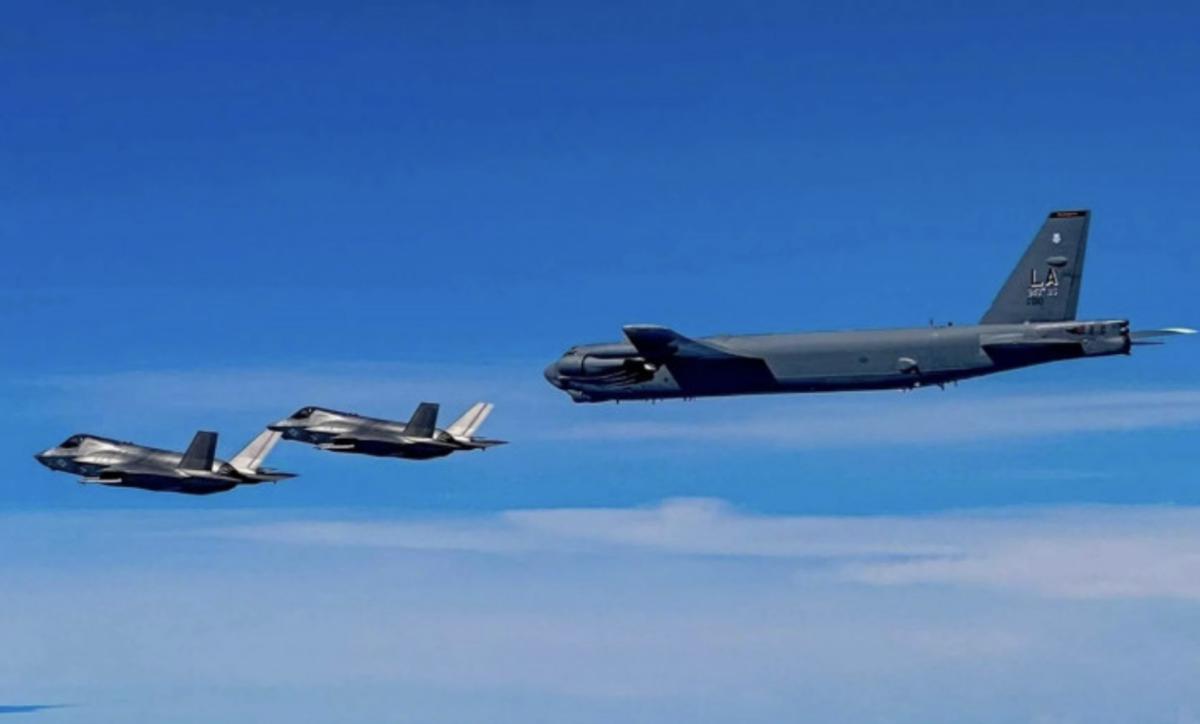 【F-35B与B-52在委内瑞拉附近演练联合打击】

美国空军B-52H轰炸机与