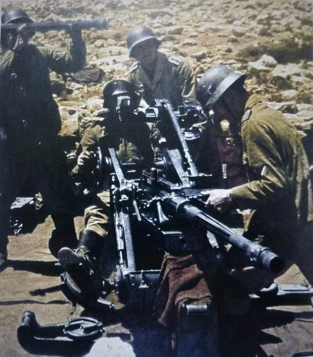 1941年，德国非洲军团士兵配备20毫米高射炮（2厘米FlaK 30...