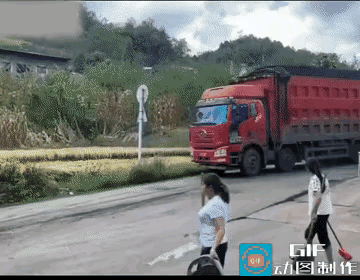 后面墙上的标语很好