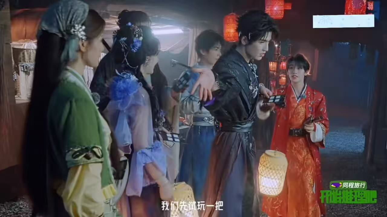 开始推理吧下一期有杨超越 杨超越这一身绿色妆造清爽得像夏天，站在节目里特别亮眼。