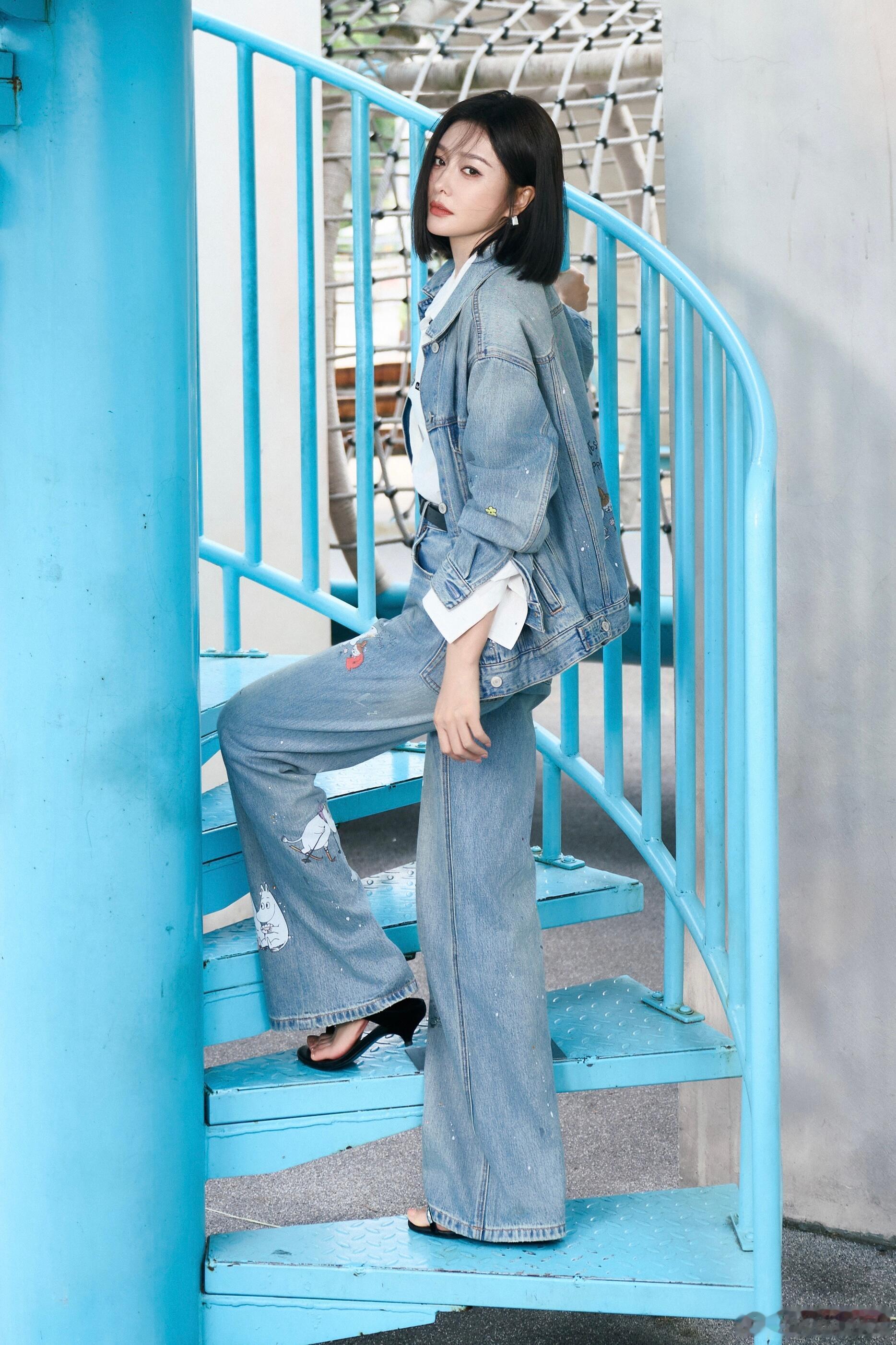 牛仔套装配小高跟，40+的秦岚怎么还能这么有少女感啊！ 