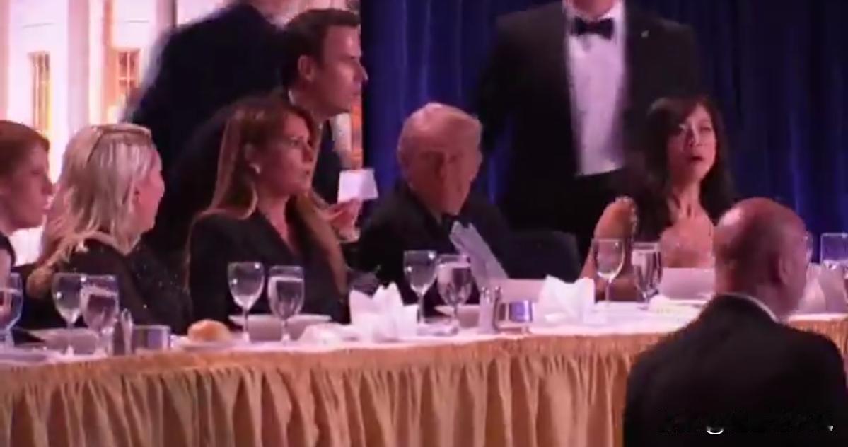 白宫晚宴出现枪击事件，特朗普被护送离开！这是老特自导自演呢？还是巧合？
4月26