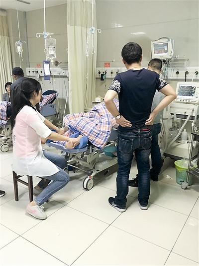 老人在医院陪护，交不起一晚12元的陪护床，打算在走廊打地铺。一位戴眼镜的大哥看到