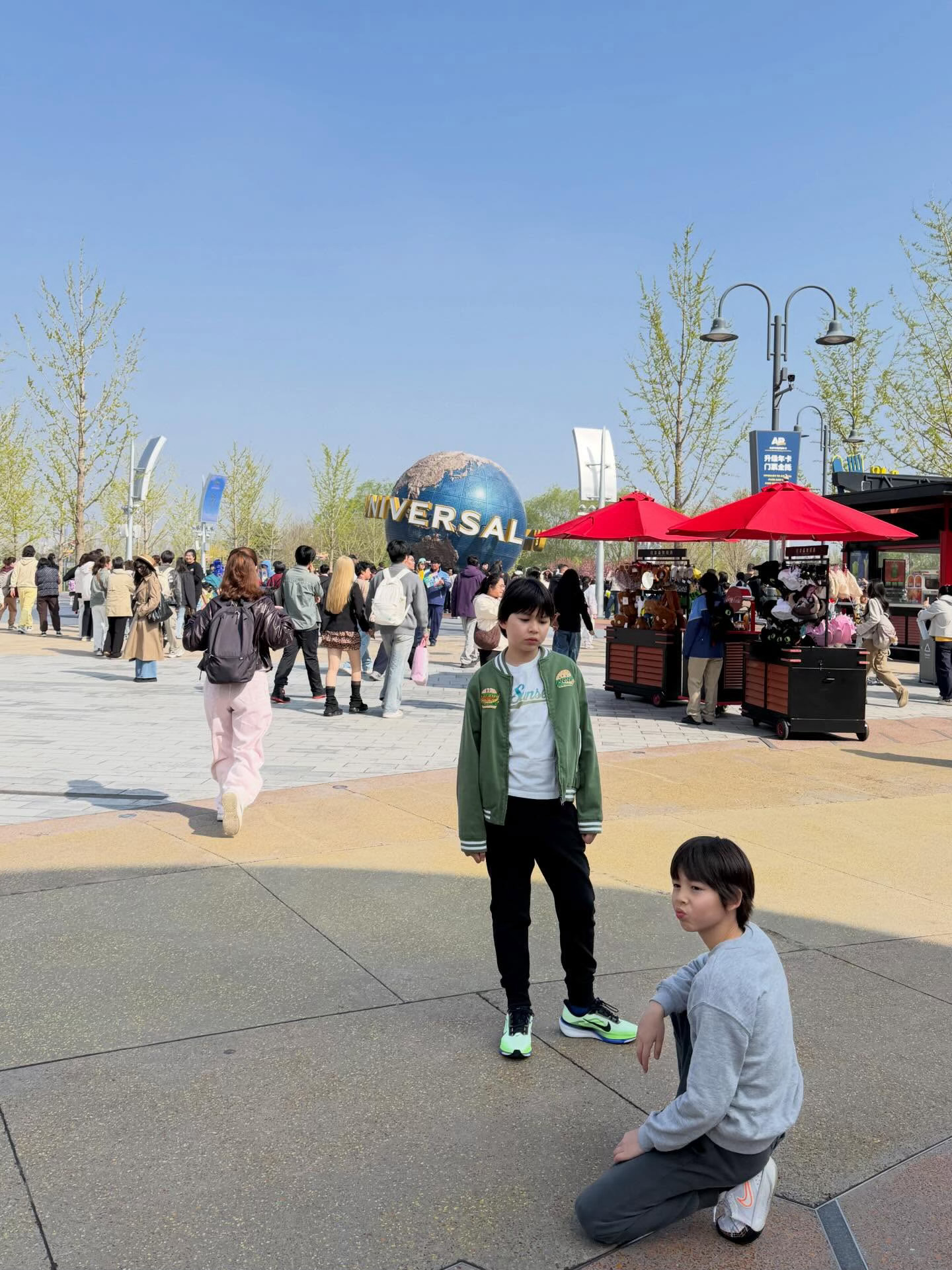 周汶琦带两个儿子北京旅游 