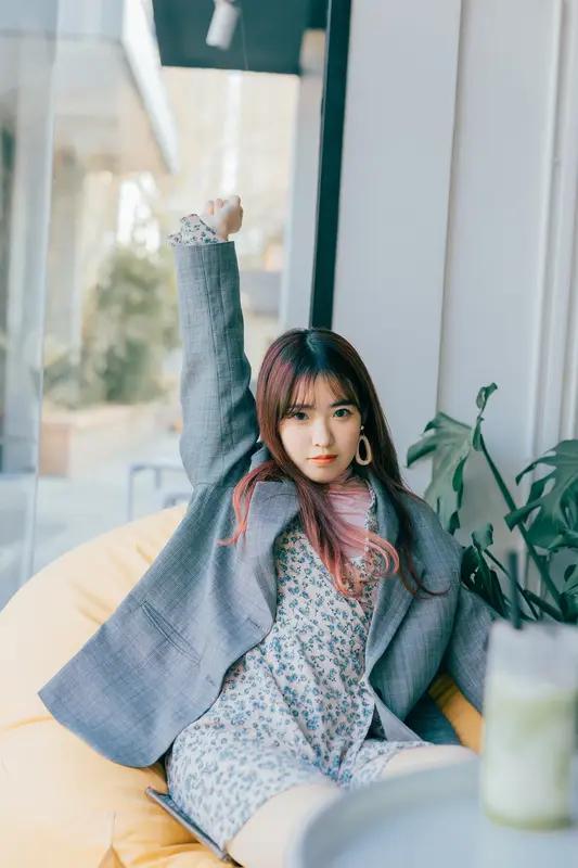 自然赋予了女性绚丽与柔情，恰似那些活得明朗自信的女人，能把日子过得精彩纷呈，分别