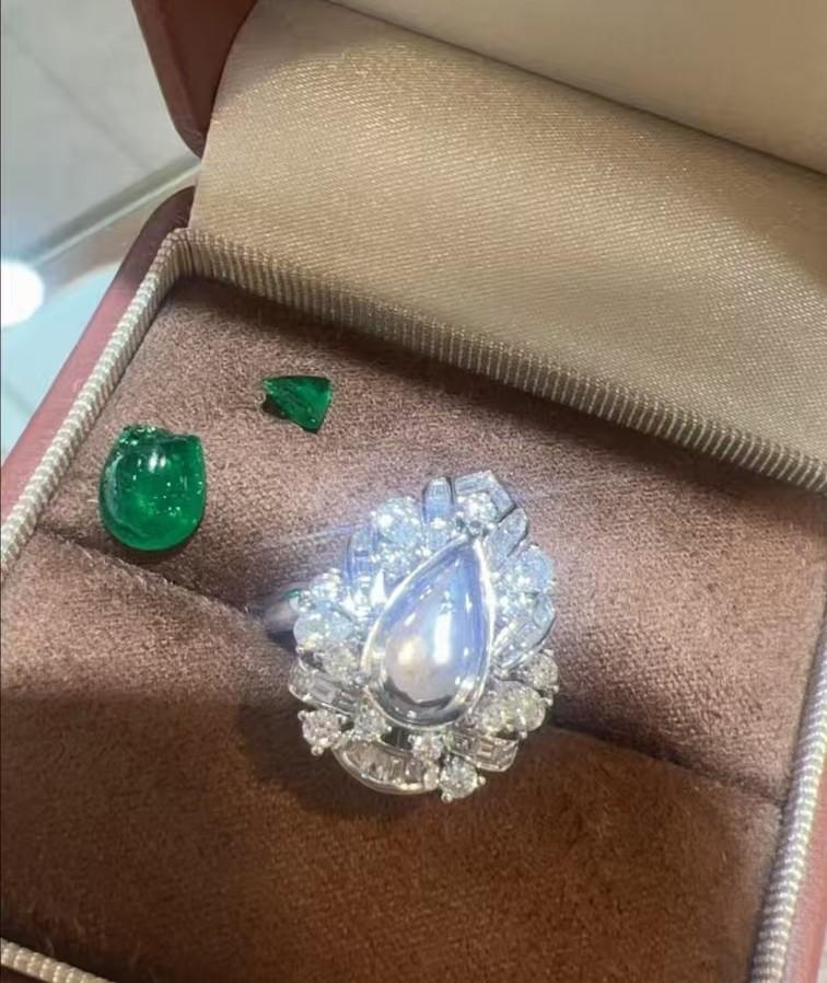 商家58000卖的2.5克拉哥伦比亚木佐祖母绿宝石戒指，快递摔坏赔2400。
这