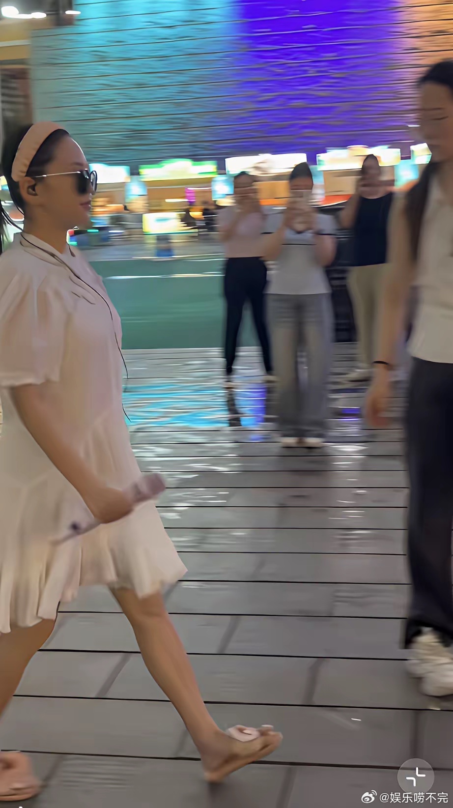 金莎在长沙世界之窗被偶遇，她身材有点臃肿，有年龄感了，真人皮肤比较黑，打扮较朴素