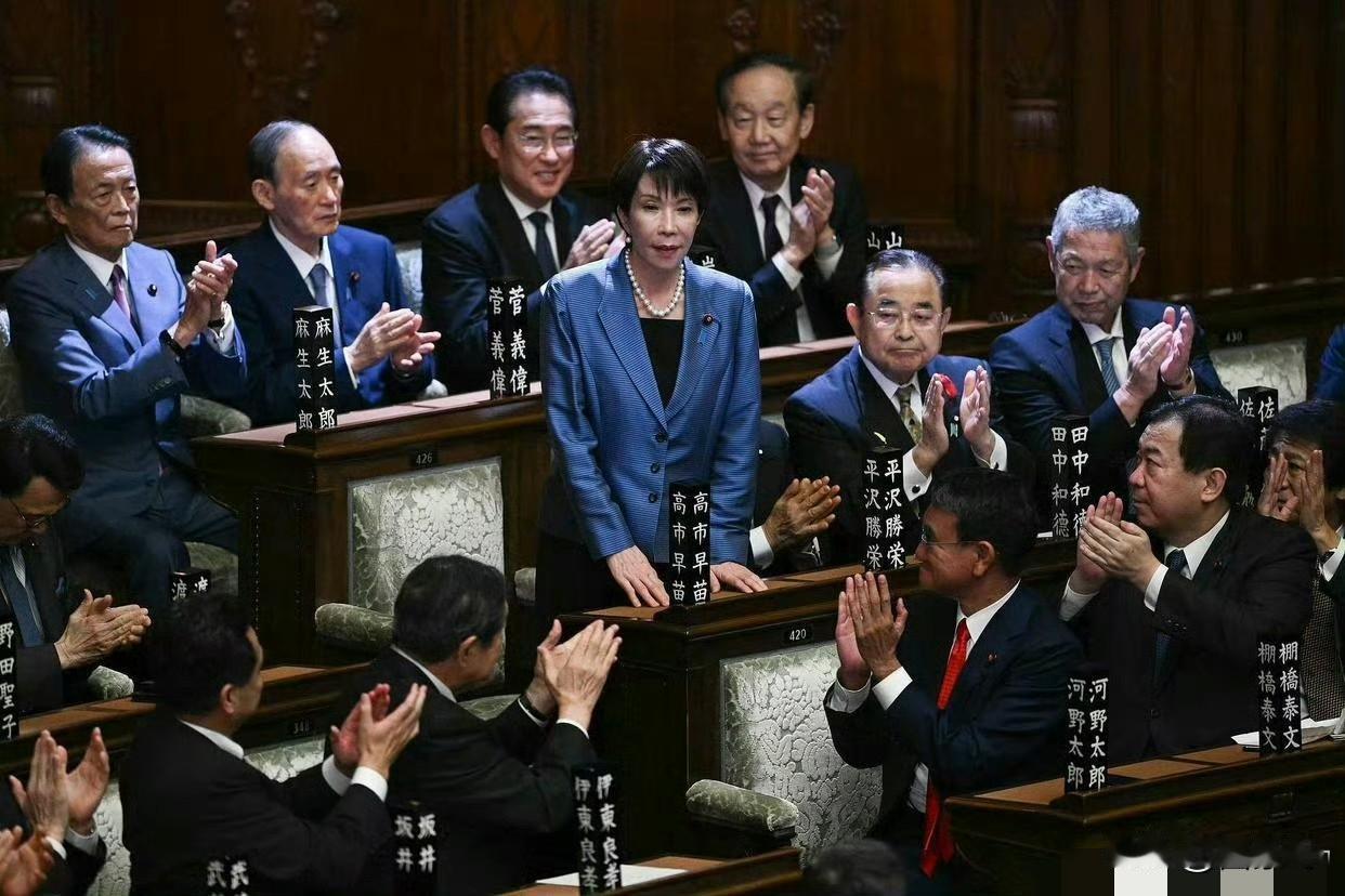 危险信号！高市早苗又大放厥词了。
近日，日本首相高市早苗在接受国会咨询时妄言，“