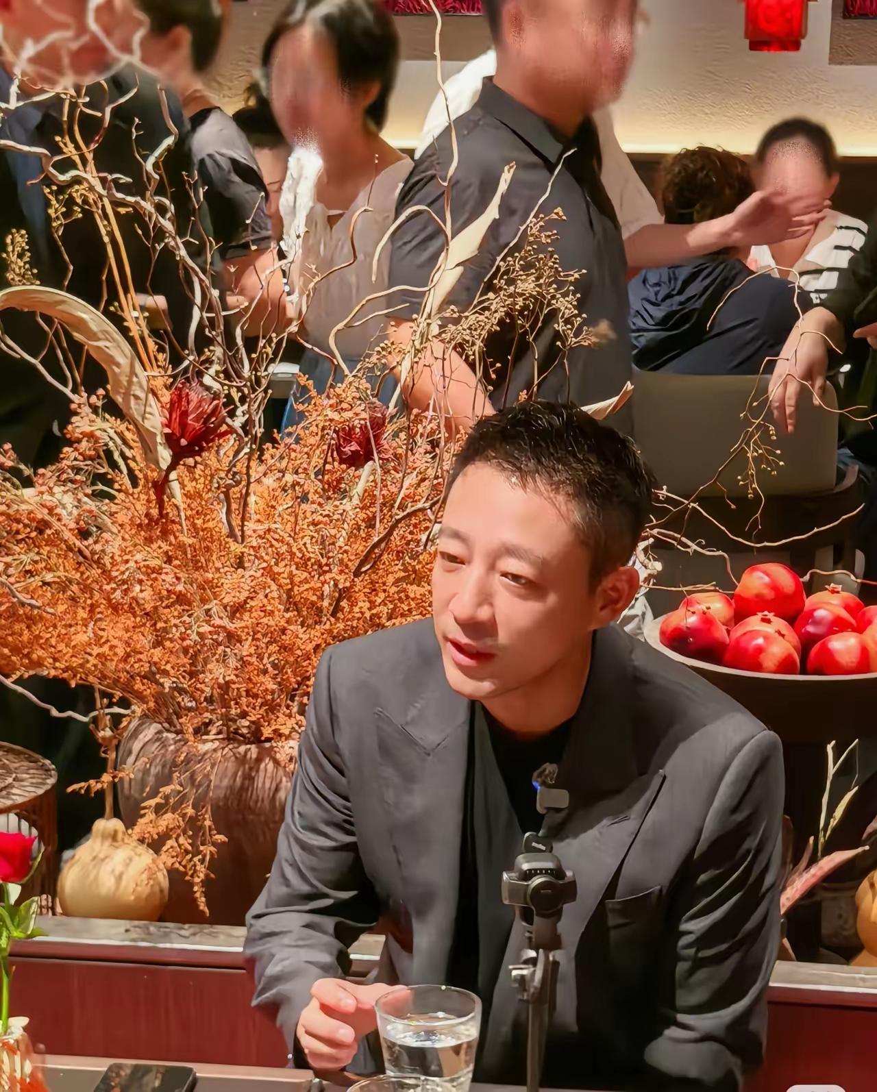 流量催熟了麻六记，也绑住了麻六记。

2020年首店。2022年离婚风波中单日破