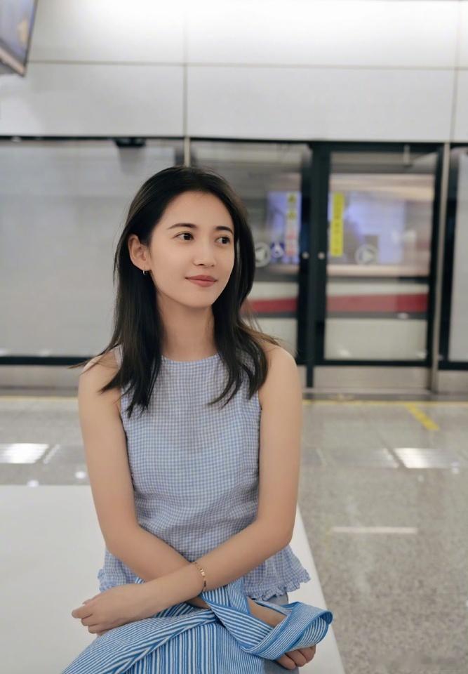 什么叫现实！   曾经被唐嫣一手捧红的陈钰琪，离开老板后，现在快查无此人了。  