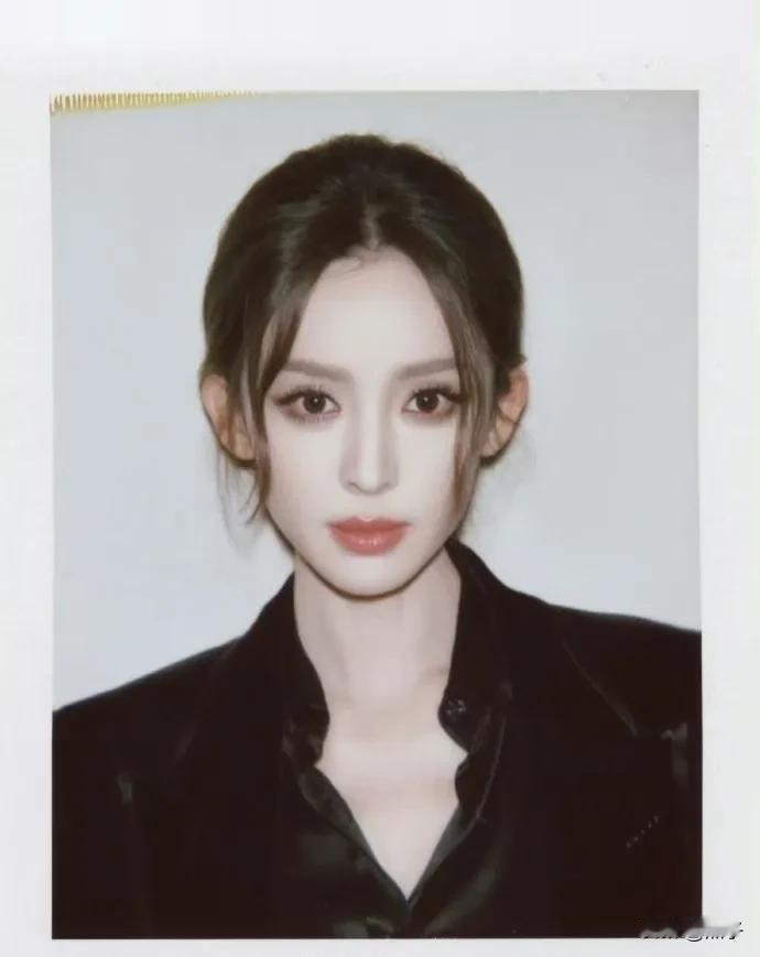 古力娜扎拉斯片美出新高度，一非常权威的脸，美人一笑百魅退散；眉如远山眼似繁星。黑