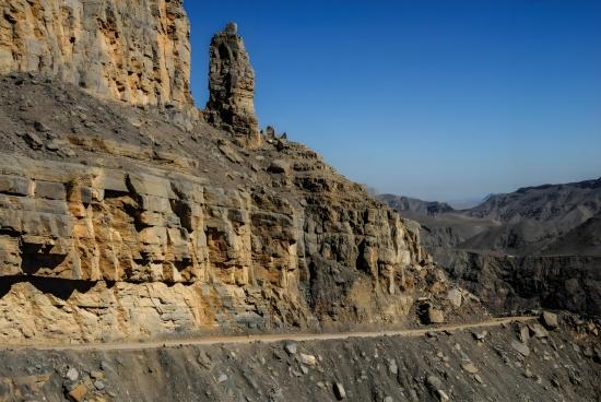 越是风高浪急 越要埋头开会？
 
霍尔木兹海峡封了又开，开了又封，最先紧起来的不