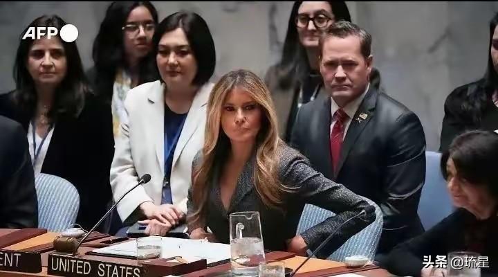 世界如此慌唐！一个通过爱泼斯坦之手，“偷渡”到美国，介绍给特朗普的东欧女人，现在