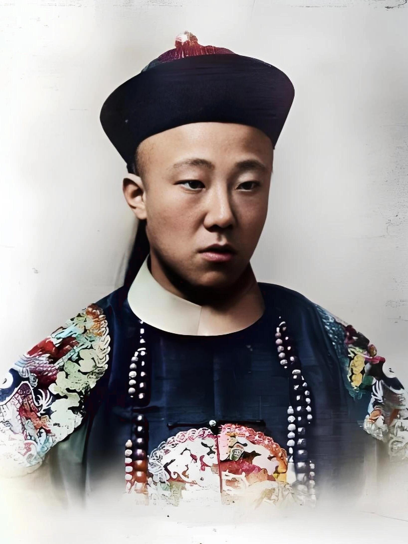 历史知识红色皇叔他就是载涛，溥仪的七叔。年轻时去法国学骑马，当骑兵，回国后当上军