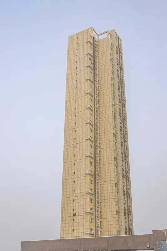 一家人给自己盖了个小区 最近网上有个超火的事儿，一位网友到福建农村旅行，看到山边