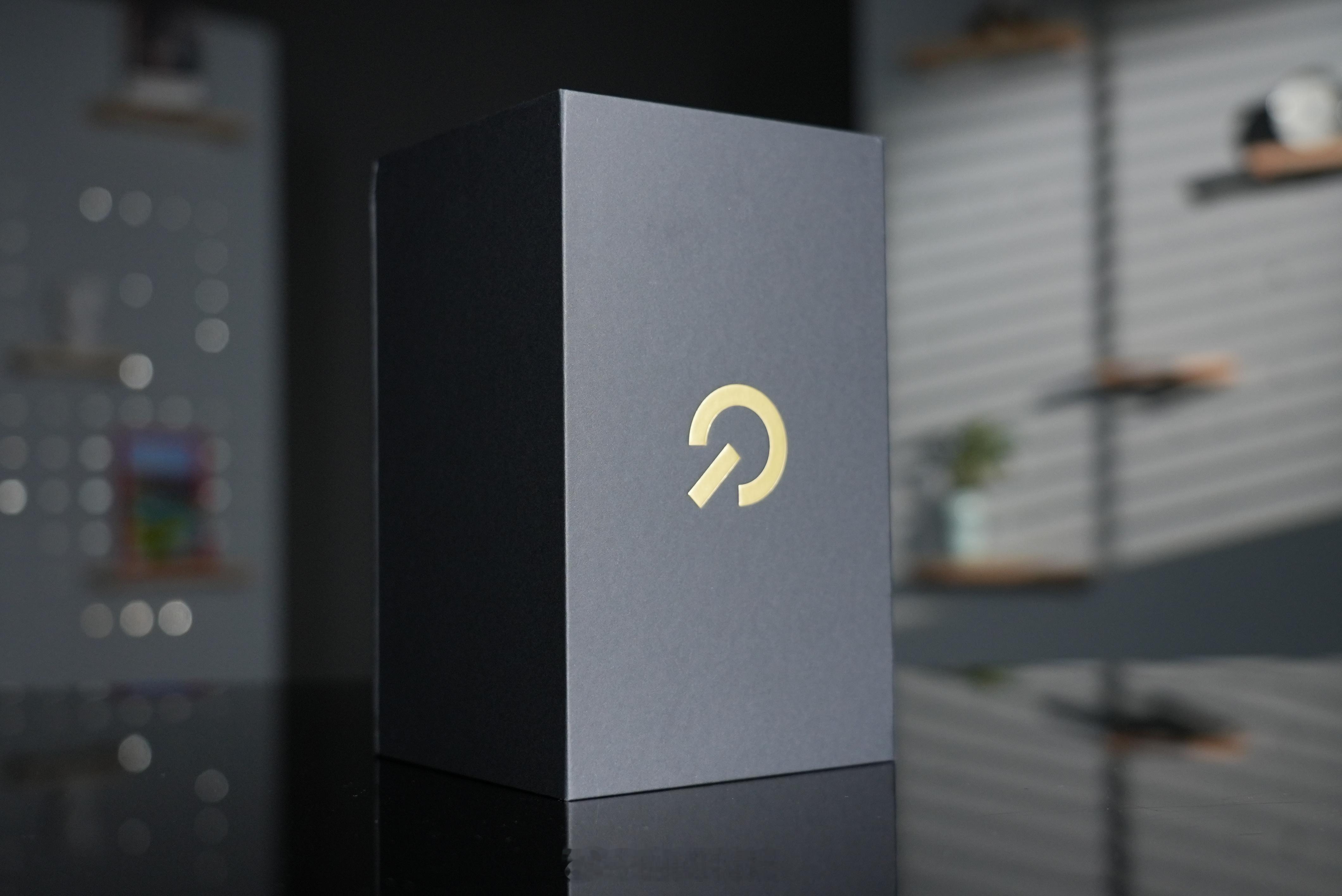 iQOO Neo11发布会邀请函是个折叠水杯一杯也超满足 既是中杯也是大杯今晚1