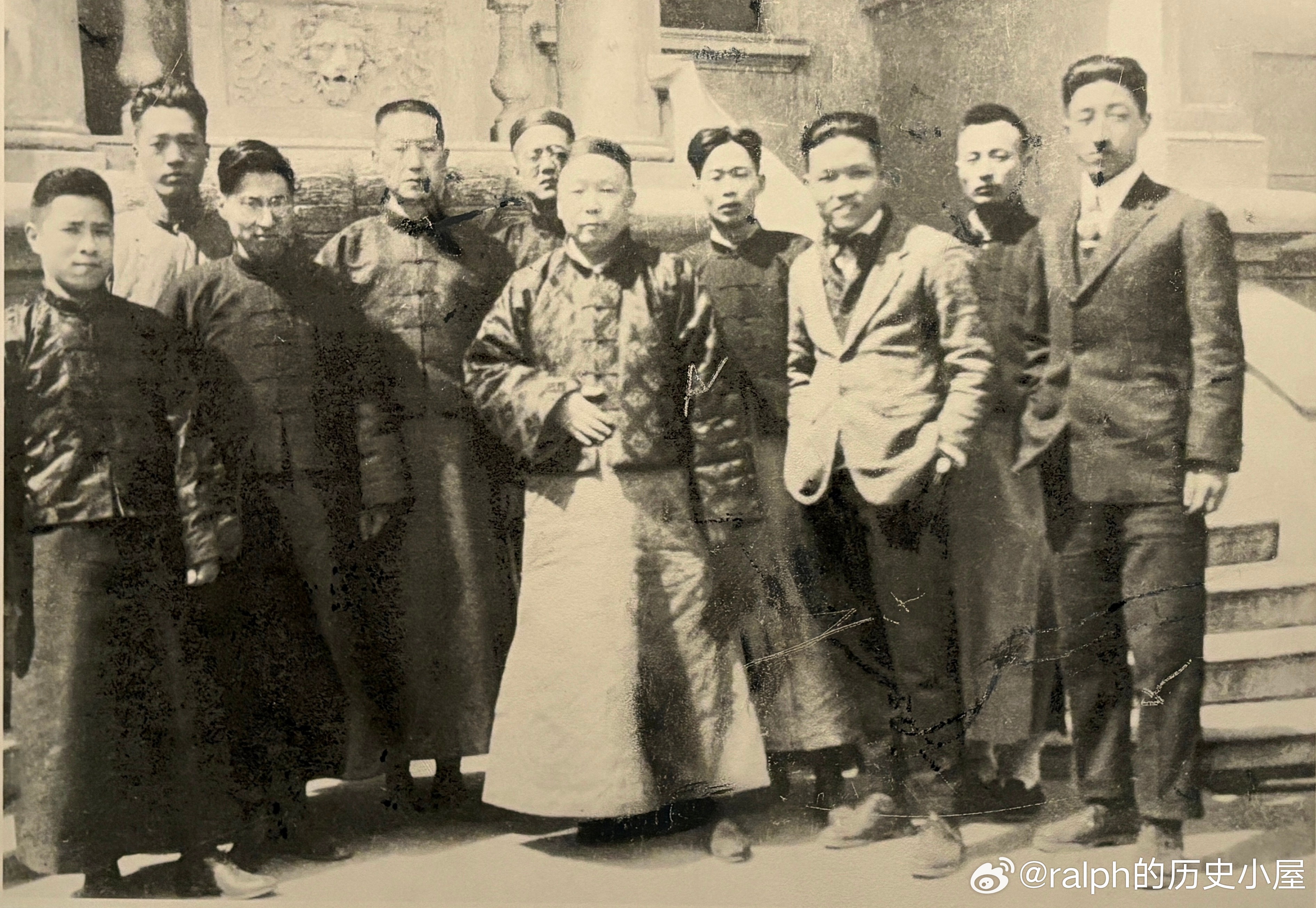 20年代中国公学校长王敬芳（1876-1933）与学生合影。1906年2月中国公