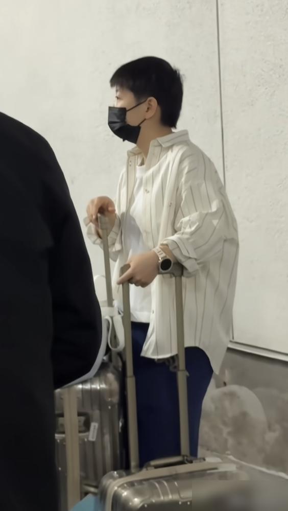 当年乒坛有名的“刺头”，
现在给徒弟打造“无菌仓”！
机场看到的一幕：
队
