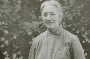 1925年，连生4女的董竹君，为圆丈夫儿子梦，冒死怀第5胎。

她肚大肥圆，爱吃