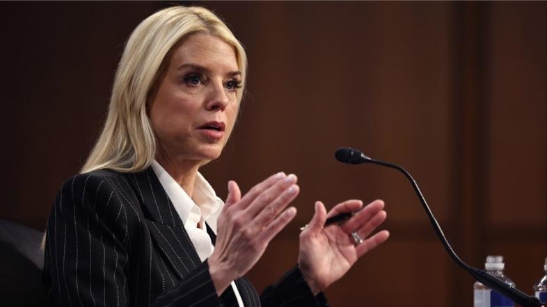 特朗普炒掉邦迪，很多人以为是因为她能力不行、办事不力，错了！真正让特朗普动杀心的