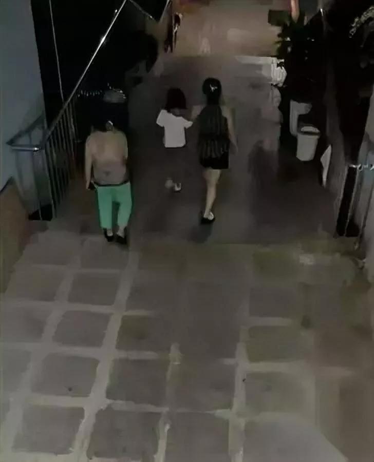 7岁女孩的中秋，没等来爸爸的电话。

在同学家待了两天，

民警开门时发现——爸