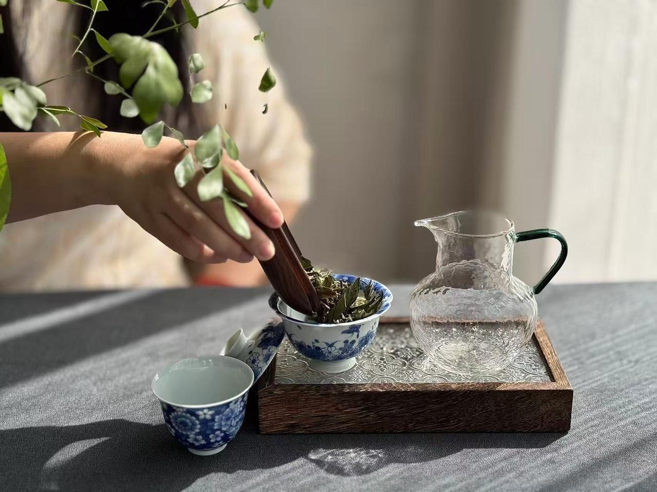想在办公室喝茶，90%的人会踩这个坑！
新手上班喝茶，先别买一整套茶具。
原因很