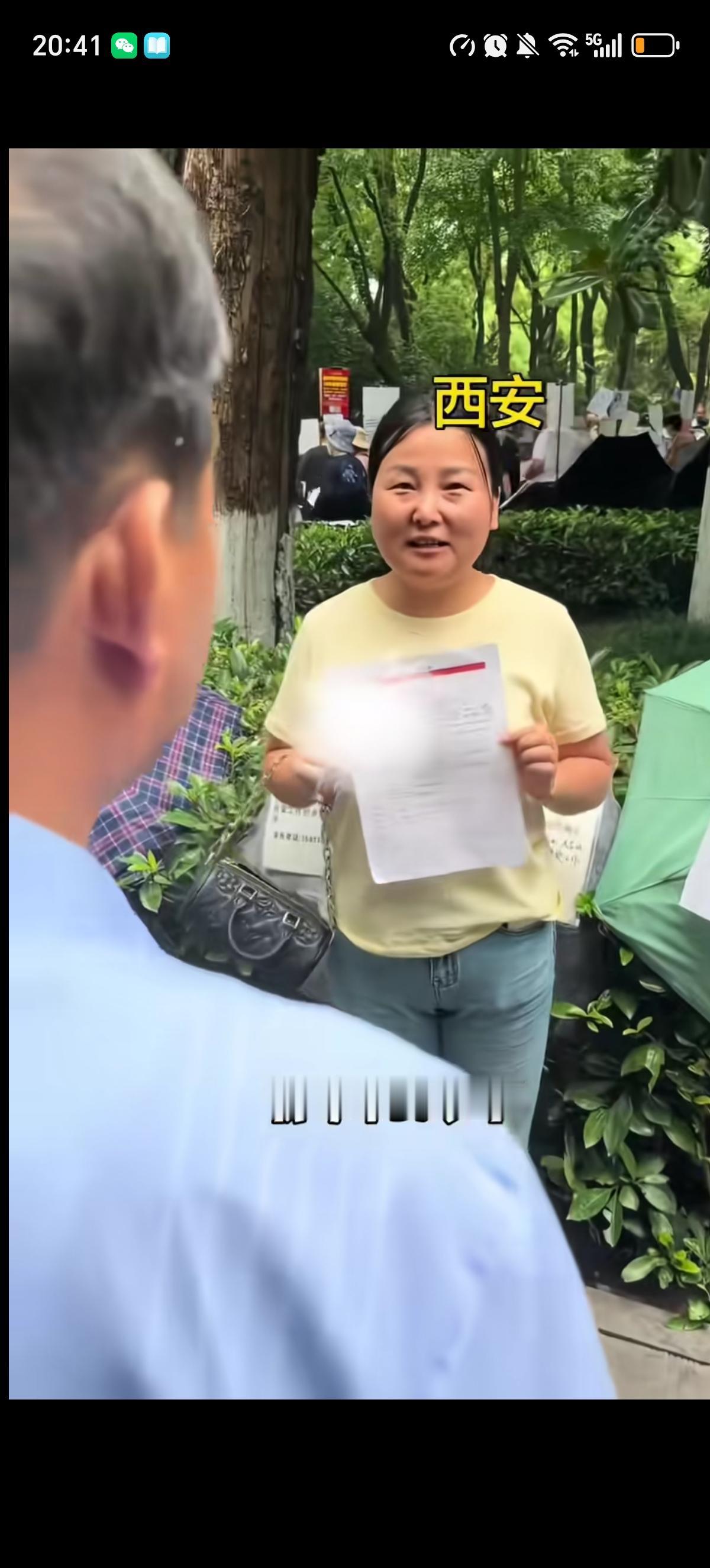 西安革命公园知名相亲角，37岁女子站出来询问来替自家孩子相亲的叔叔阿姨们：“你们