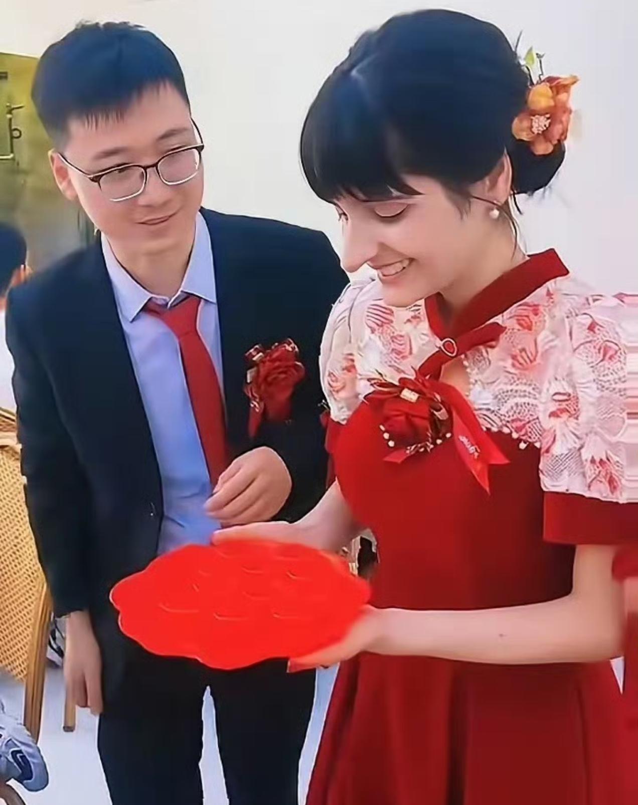 第一次见这么大个鼻子的新娘，这是我见过最高鼻子的外国人。真正的高鼻梁，大眼睛，这