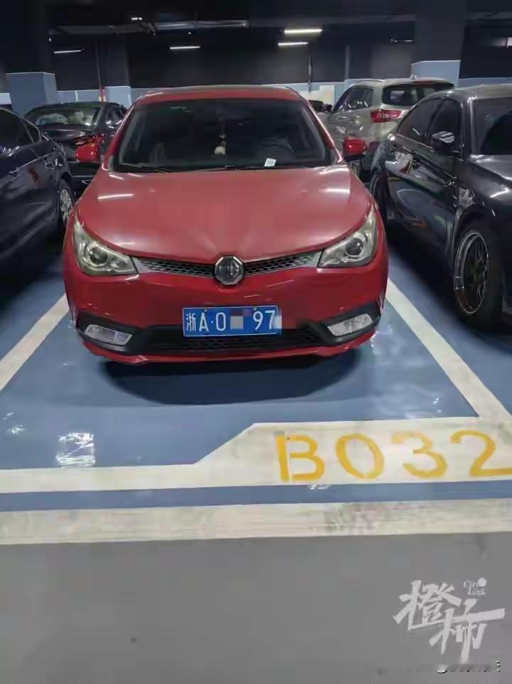 “离了大谱！”浙江杭州，男子收到16年前的停车费催缴短信，一下懵了，自己的车是1