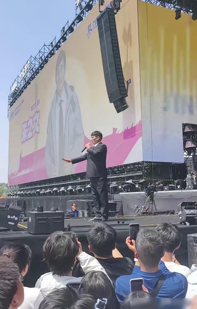 别猜了，大衣哥去摇滚音乐节，20分钟的价码，内部人爆出来了。
​你以为他是去救场