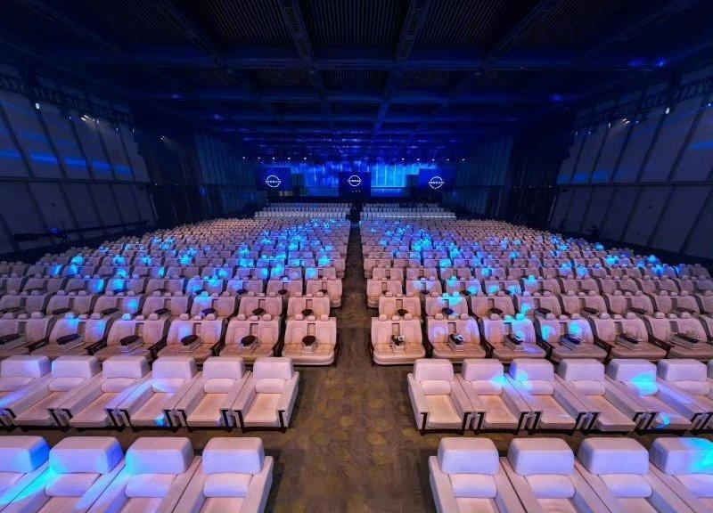 好家伙，日产这是要带起“卷沙发”的节奏东风日产N6上市发布会现场惊现几百张双人沙