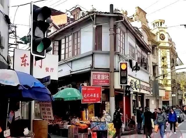 “酱鸭出锅咯！”1993年，小东门红星熟食店的胖师傅一嗓子能飘到弄堂口。

那会