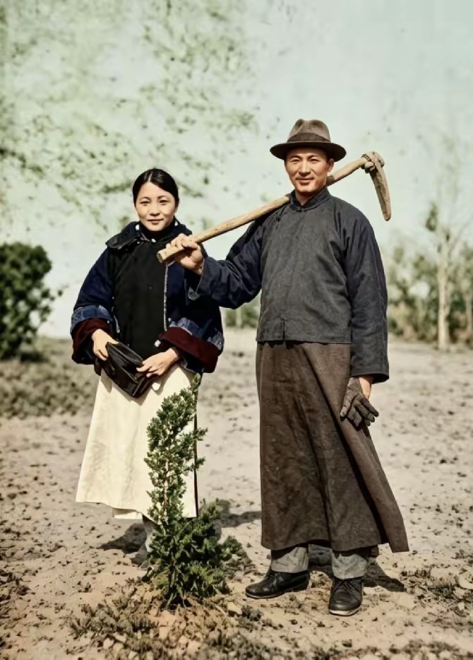 1929年春，在巍峨的中山陵前，蒋介石与宋美龄亲手持锹，种下象征传承与希望的第一
