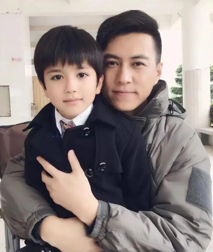 老戏骨靳东的儿子长得也太帅气了吧？
有点混血儿的感觉，清秀的脸庞完美的遗传了父母