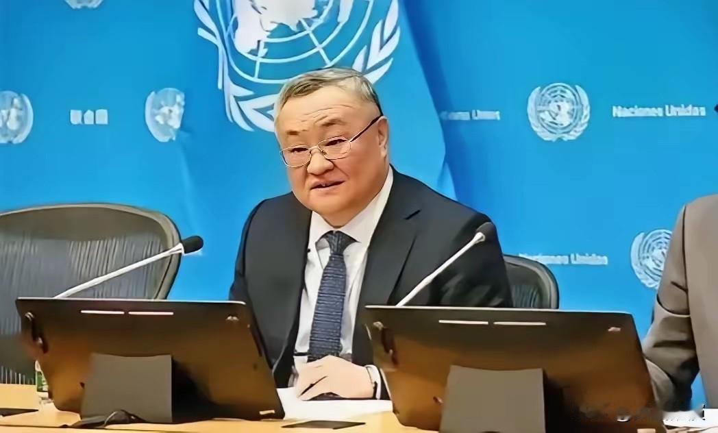 欠了46亿美元会费的美国，眼睁睁看着中国代表傅聪接过安理会主席的槌子。

美国一
