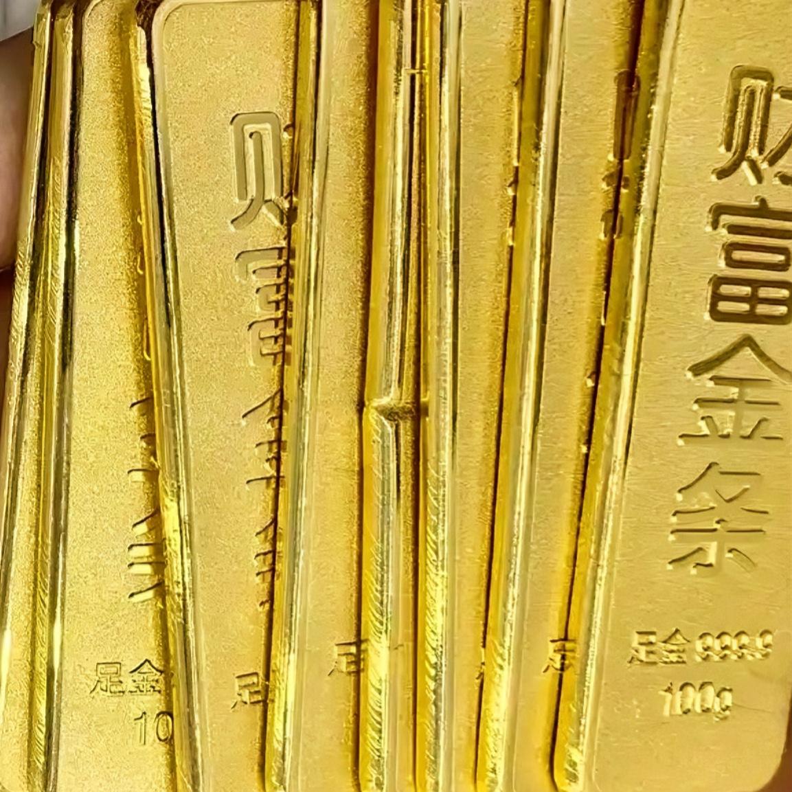 今天去了一趟银行，发现这么高的金价，竟然还有人在买金条。

个人觉得老百姓投资黄