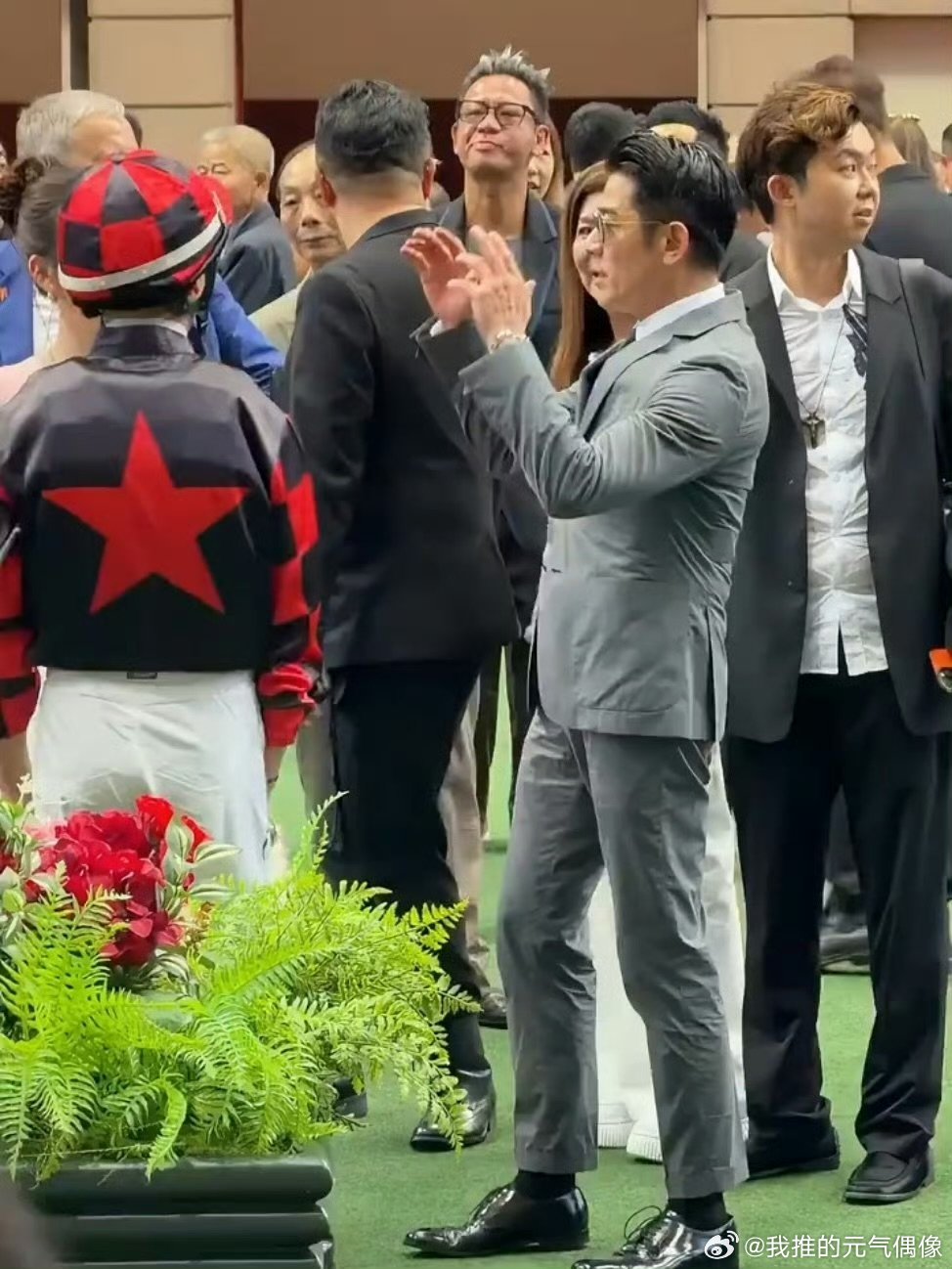 香港马会偶遇郭富城一家四口香港名媛不帮郭富城方媛P图被骂61岁还这么精神，郭富城
