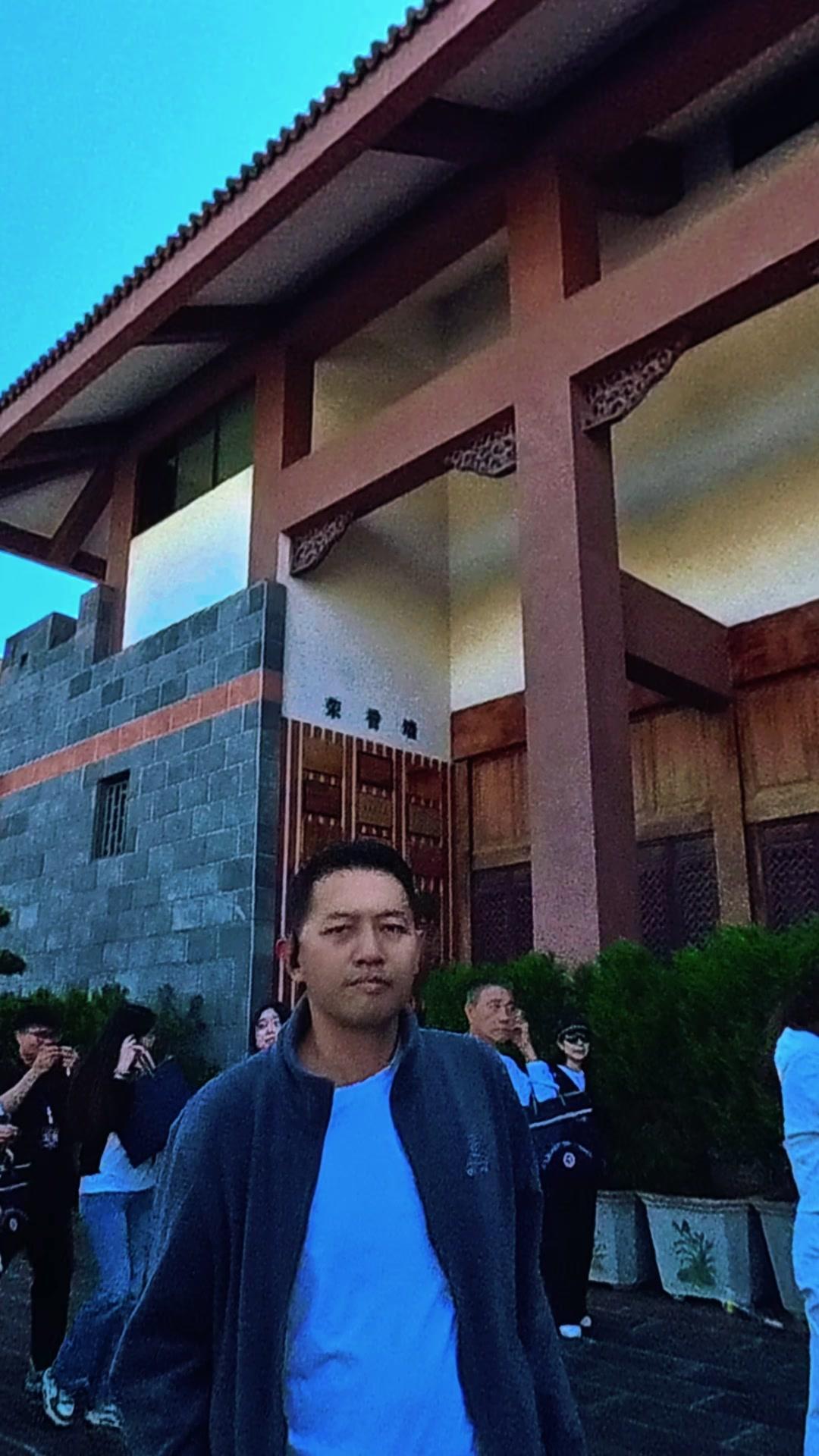 铭记历史，吾辈自强！🏛️走进腾冲国殇墓园，每一步都像踩在凝固的血泪上。苍松翠柏