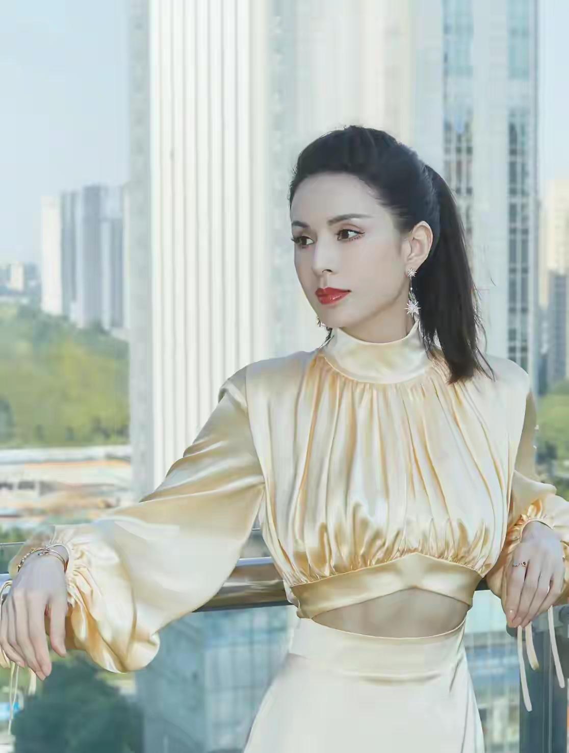 她的颜值确实超过刘亦菲，演的小龙女也超过刘亦菲，1995年的《神雕侠侣》永远是最