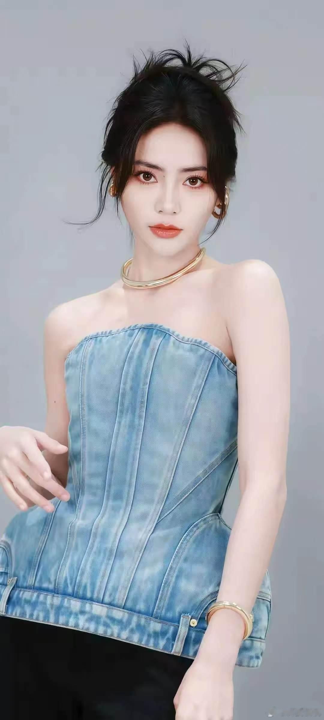 谢可寅天塌下来有谢可寅的腿顶着谢可寅凭借绝佳身形圈粉无数，长腿拉长身材比例，唱跳