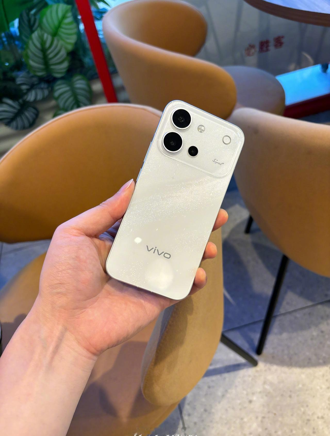vivo S60这个星光白后盖，实物质感真的很戳人✨
细闪颗粒在光线下闪闪发亮，