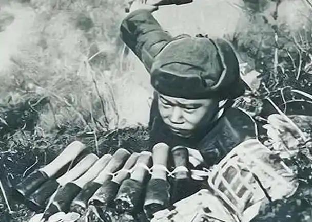 1951年1月28日，志愿军战士潘天炎因为生理需要去附近的草丛解决，却意外发现阵