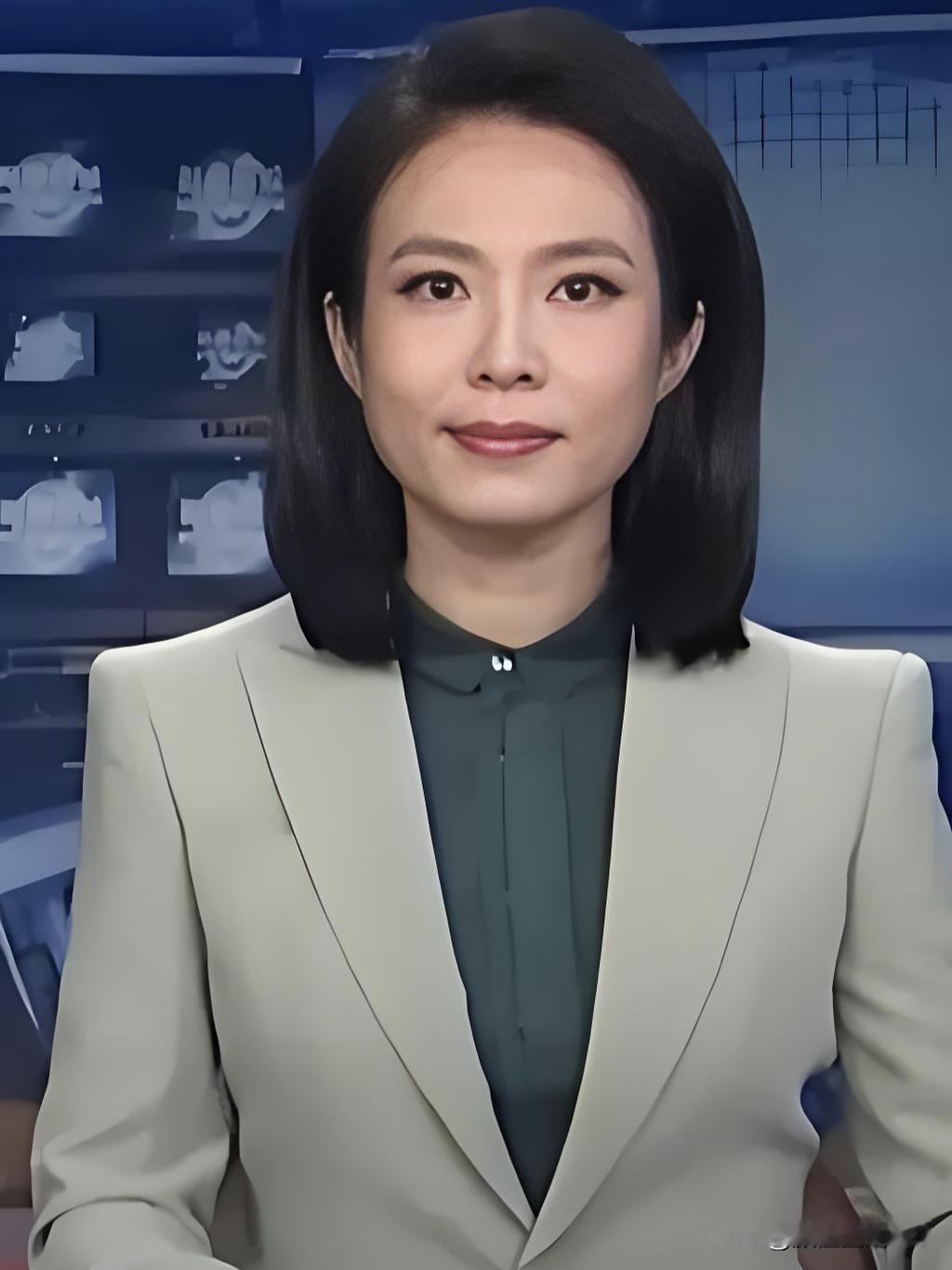 端庄大气，字正腔圆。她以沉稳之声传递时代脉搏，用专业与温度，让每一条新闻都掷地有