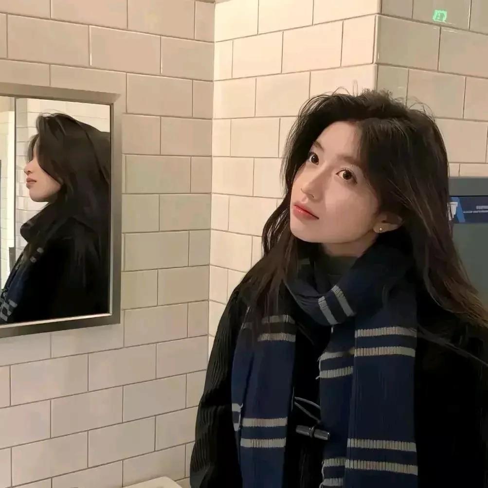 在镜子前自拍，展现冬季穿搭的温暖与时尚。冬日暖颜自拍 休闲自拍穿搭 随性穿搭照 