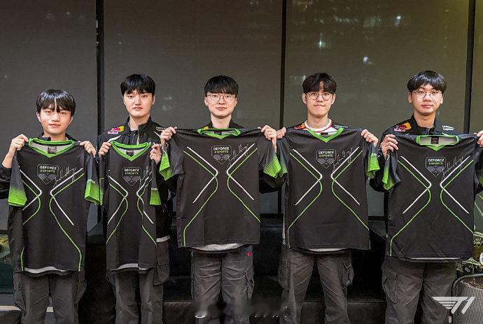 NVIDIA的CEO黄仁勋向T1战队送来了亲笔签名队服黄仁勋送T1亲笔签名队服 