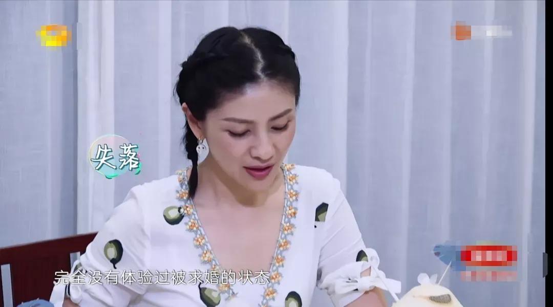 当年，沙溢和大他3岁的胡可恋爱1年后，他对胡可说：“要不咱俩结婚吧！”胡可一脸懵
