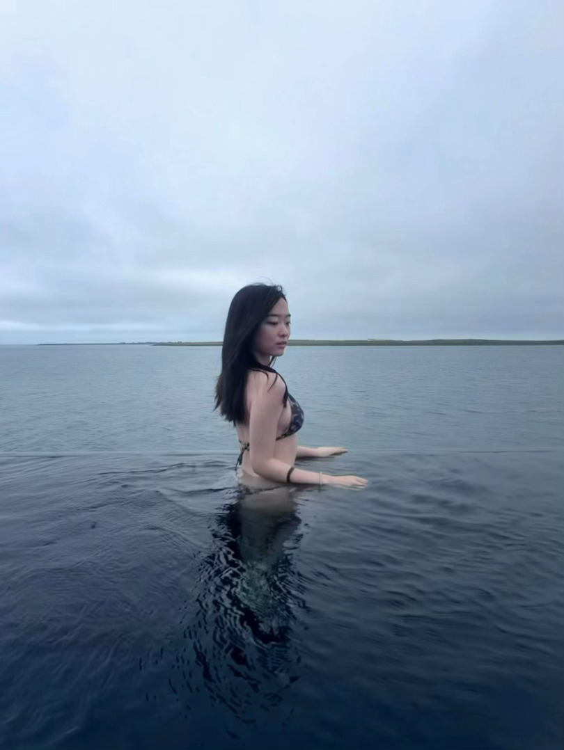 “冷冷的冰雨在脸上胡乱地拍，暖暖的温泉跟冰雨连成一块。”不想去blue lago